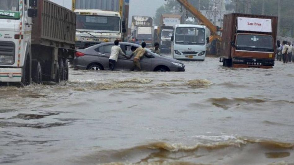 Bengaluru reels under severe waterlogging; heavy rainfall and floods disrupt daily life Bengaluru reels under severe waterlogging; heavy rainfall and floods disrupt daily life