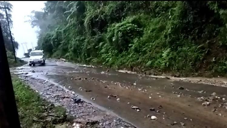 Arunachal: Portion of BRO road damaged due to heavy downpour, machinery mobilised to clear rubble Arunachal: Portion of BRO road damaged due to heavy downpour, machinery mobilised to clear rubble