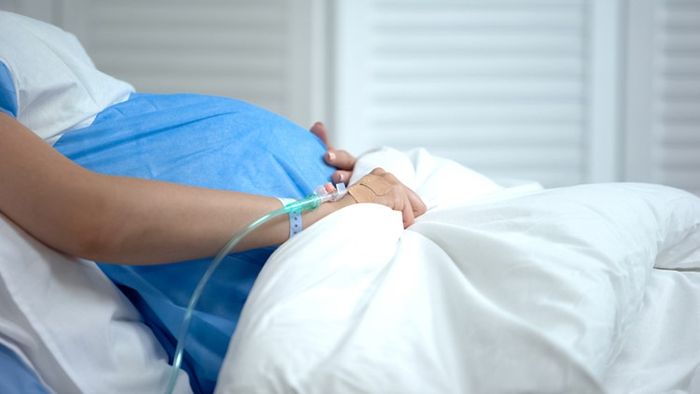 doctors operate pregnant women