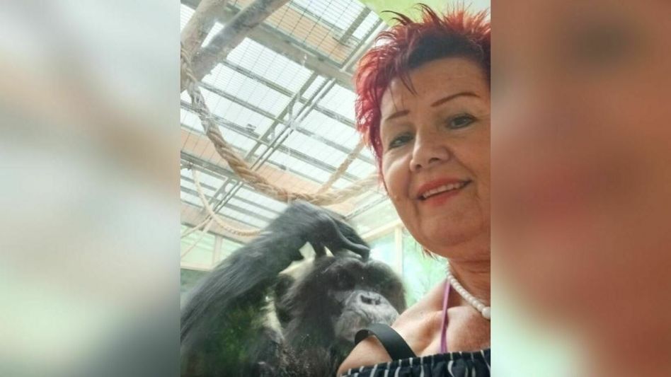 Woman banned from visiting her 'lover' chimpanzee at Zoo Woman banned from visiting her 'lover' chimpanzee at Zoo