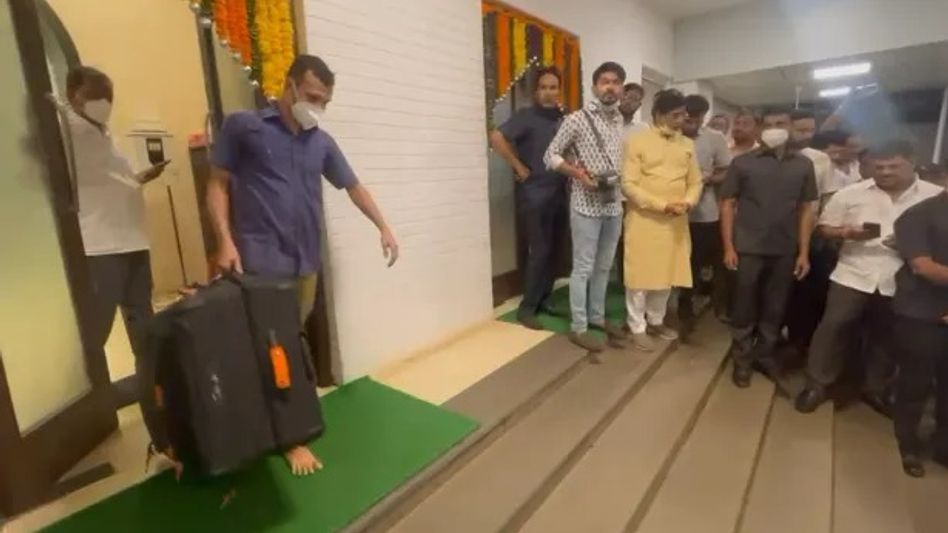 Maharashtra CM Uddhav Thackeray packs up from Versha Bungalow Maharashtra CM Uddhav Thackeray packs up from Versha Bungalow