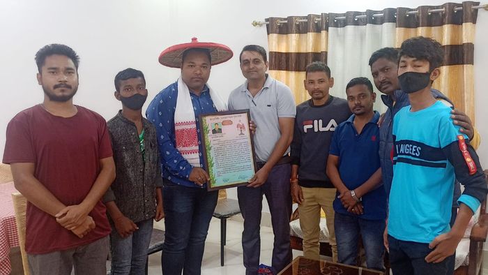Assam: Makum Pathar Yuva Sangha felicitates Young journalist from Margherita