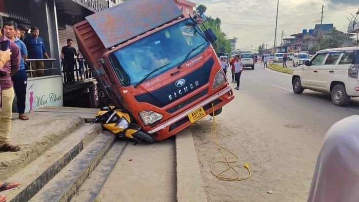 Arunachal: Eight vehicles damaged as truck slumps along National highway at Itanagar