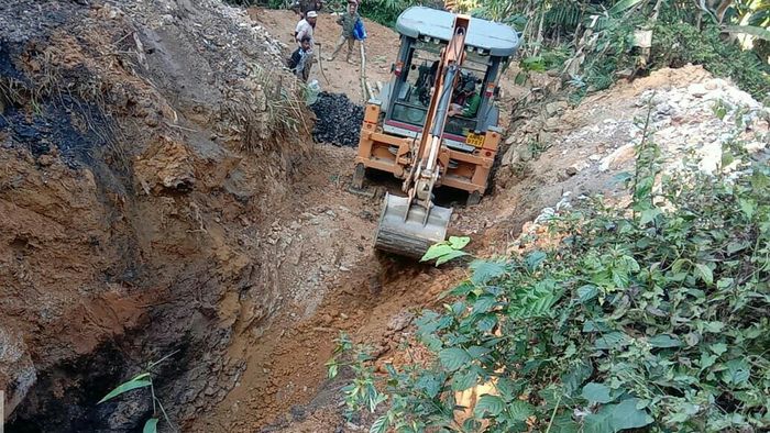 Assam: Illegal coal miners caught red handed in Digboi, JCB seized