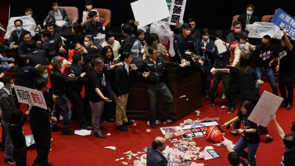 Pig organs thrown inside Taiwan parliament during debate on US pork Pig organs thrown inside Taiwan parliament during debate on US pork