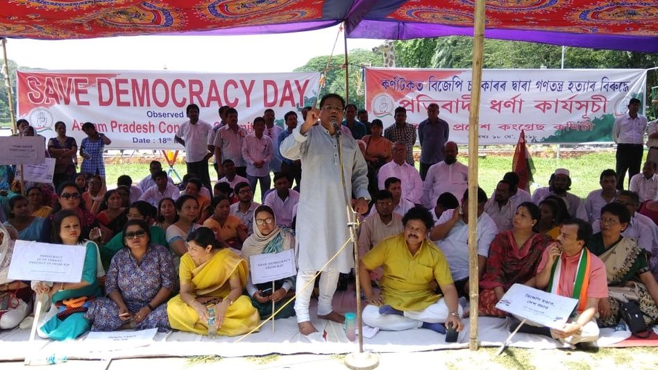 APCC STAGE PROTEST AGAINST BJP TERMING IT AS’ MURDER OF DEMOCRACY’ APCC STAGE PROTEST AGAINST BJP TERMING IT AS’ MURDER OF DEMOCRACY’