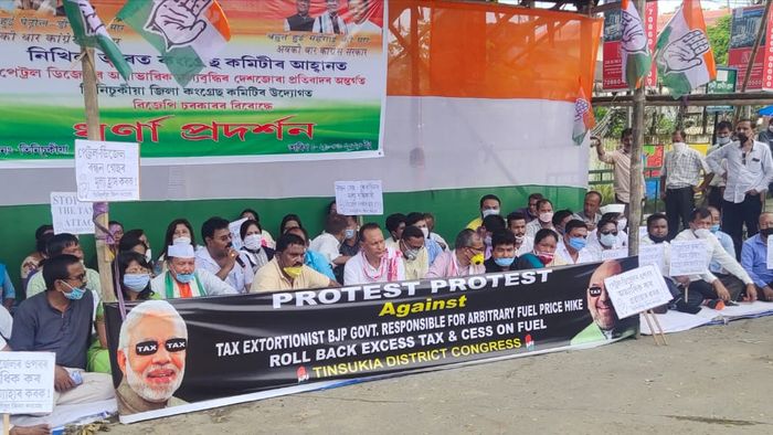 Assam: Assam Cong, AJYCP stage protests against rise in fuel prices