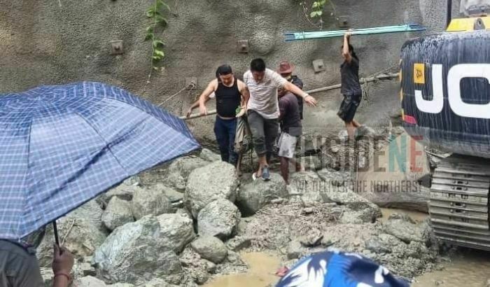 Sikkim-Bengal landslide leaves 1 dead, & several injured; 5 go missing Sikkim-Bengal landslide leaves 1 dead, & several injured; 5 go missing