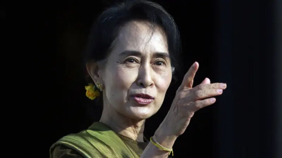Myanmar’s Aung San Suu Kyi sentenced to 5 year prison for corruption  Myanmar’s Aung San Suu Kyi sentenced to 5 year prison for corruption