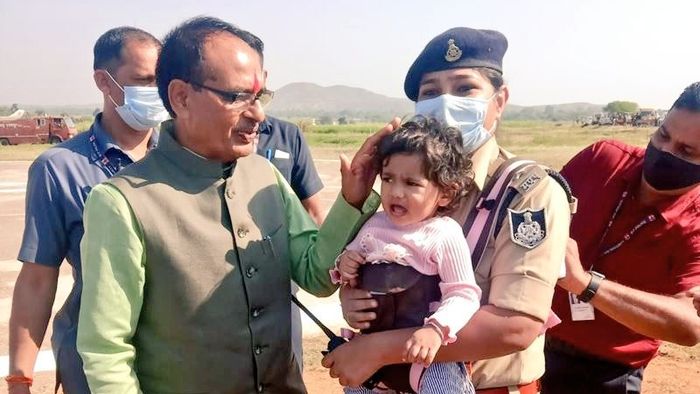 Woman cop takes toddler daughter in baby carrier bag to duty at helipad, wins MP CM's praise