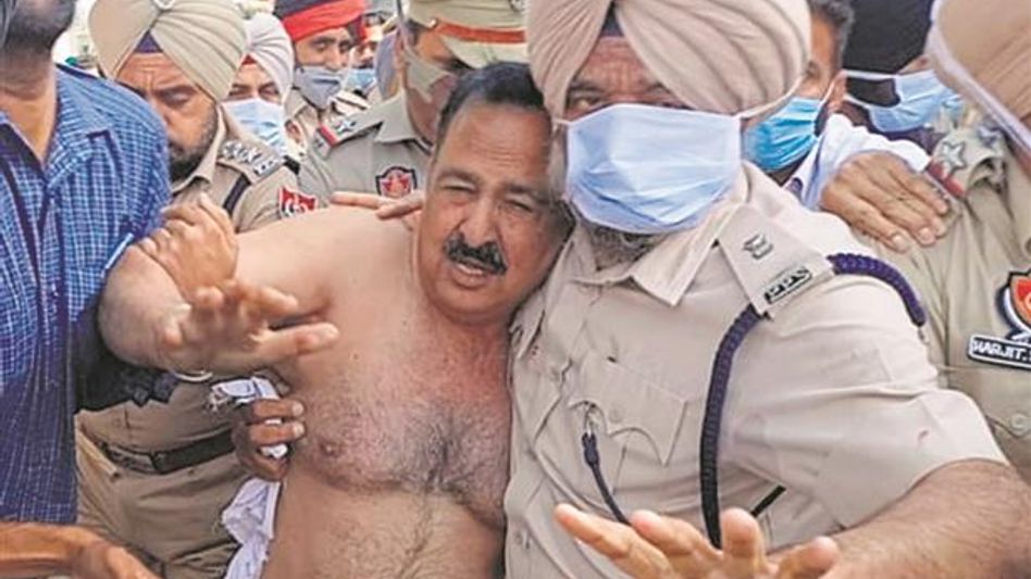 Irate farmers’ mob thrash, strip BJP MLA in Punjab Irate farmers’ mob thrash, strip BJP MLA in Punjab