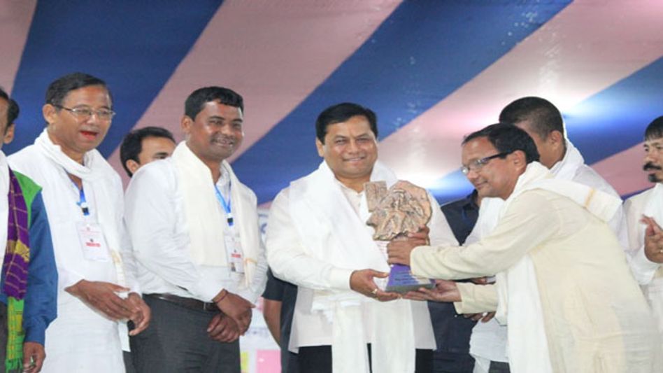 ASSAM: ALL MORAN STUDENT’S UNION PRESENTS BODOUSA SAMANWAY AWARD TO CM SARBANANDA SONOWAL ASSAM: ALL MORAN STUDENT’S UNION PRESENTS BODOUSA SAMANWAY AWARD TO CM SARBANANDA SONOWAL