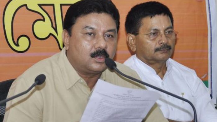 File Image: Cylinders fell down from the truck after impact