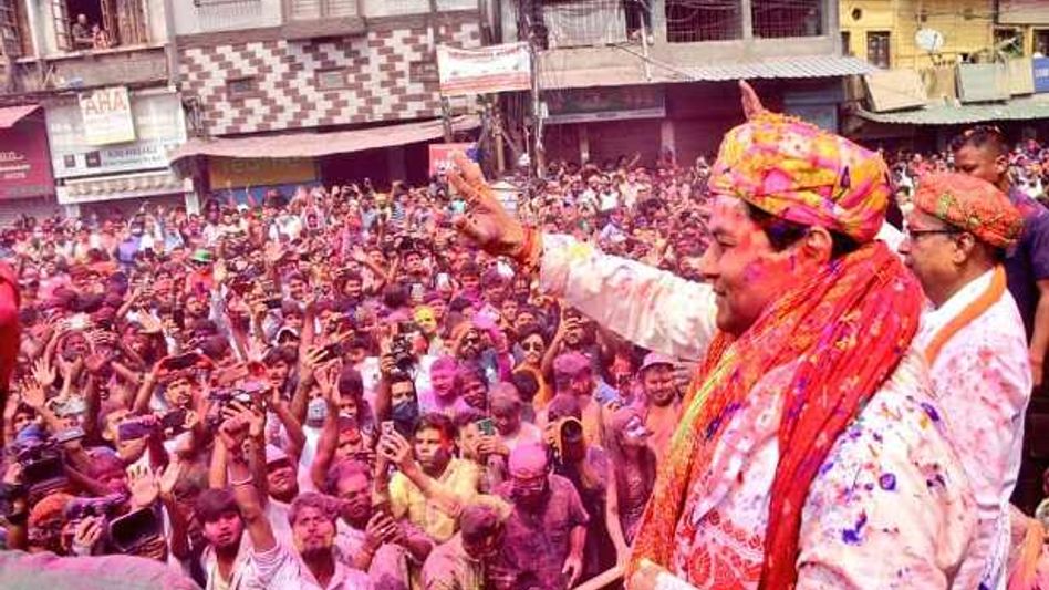 CM takes part in Holi revelry at Fancy Bazar; COVID-19 protocols gone for a toss CM takes part in Holi revelry at Fancy Bazar; COVID-19 protocols gone for a toss