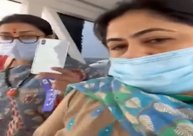 On social media, a video of Union Minister Smriti Irani being questioned by Mahila Congress President Netta D’Souza about inflation has gone viral.