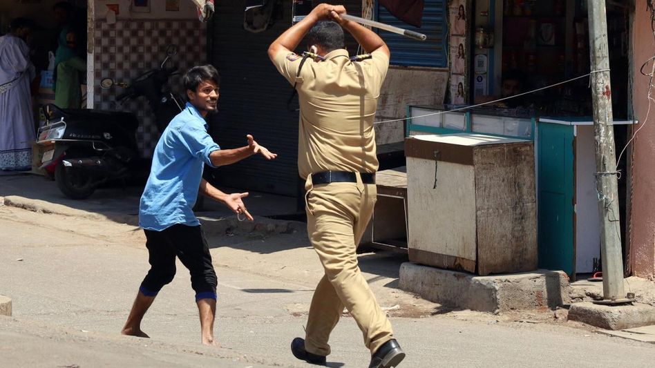 Police constable under suspension; beats up biker on the street, read to know what exactly happened Police constable under suspension; beats up biker on the street, read to know what exactly happened