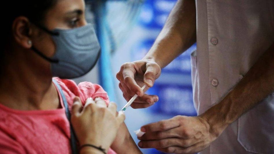Assam: Mass vaccination drive , Aim at vaccinating 3 lakh people daily from Monday Assam: Mass vaccination drive , Aim at vaccinating 3 lakh people daily from Monday