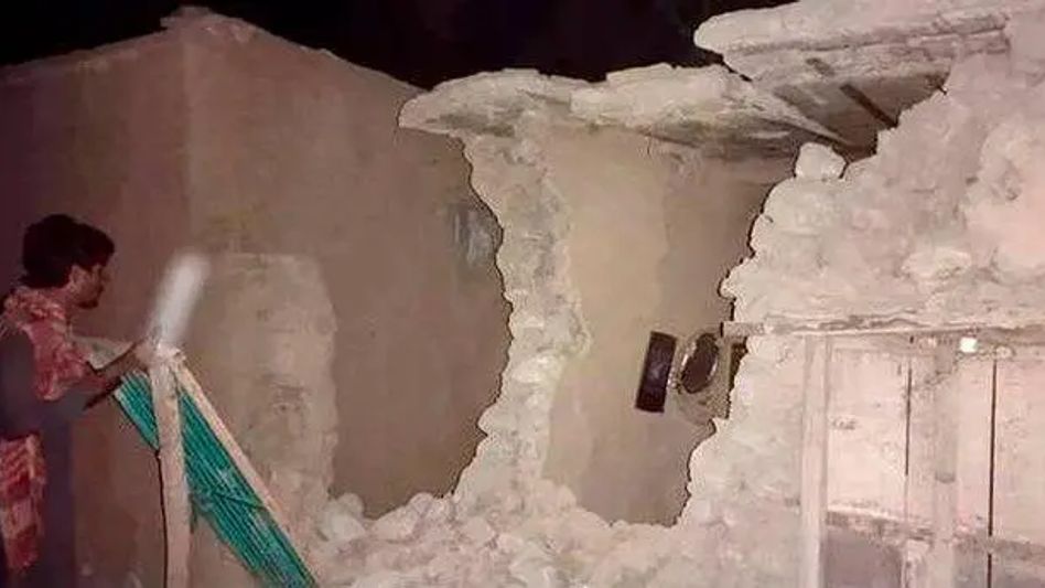 20 people died, huge cracks opened after earthquake of magnitude 5.7 hit Pakistan 20 people died, huge cracks opened after earthquake of magnitude 5.7 hit Pakistan