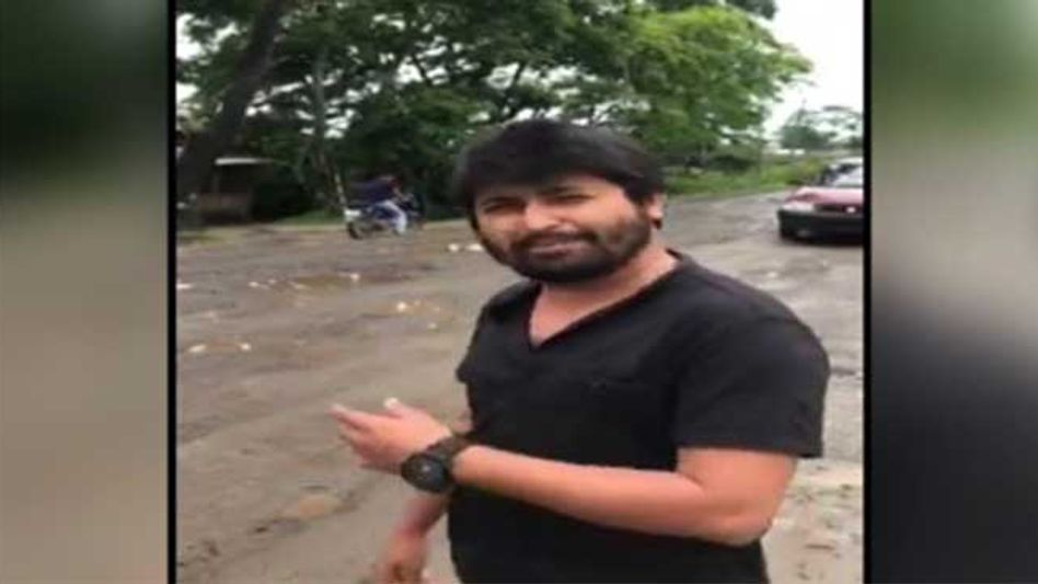 'Majuli' singer Nilotpal Bora urges Govt to fix roads, video goes viral 'Majuli' singer Nilotpal Bora urges Govt to fix roads, video goes viral