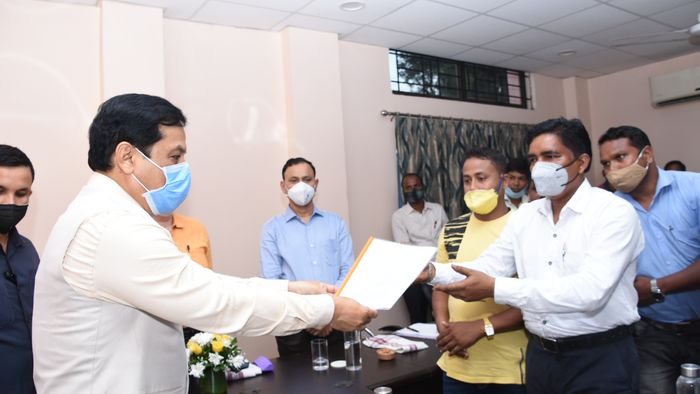 Five Adivasi groups on ceasefire meet Sonowal, apprise him of their problems