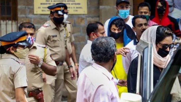 NCB Officials reach Shah Rukh Khan’s Mannat, summons Ananya Pandey for questioning