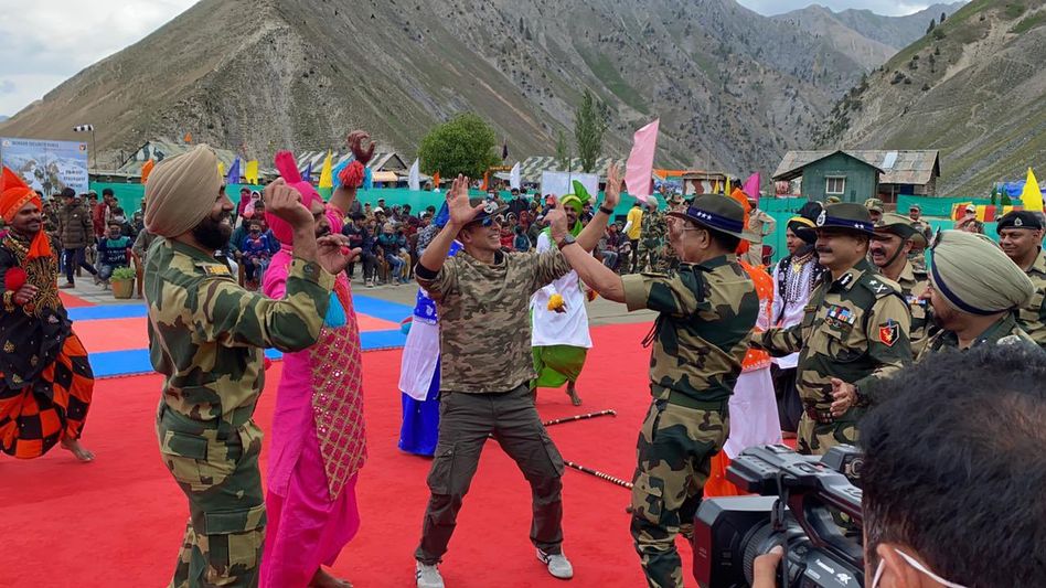 Actor Akshay Kumar visits J&K, dances ‘bhangra’ with BSF troops Actor Akshay Kumar visits J&K, dances ‘bhangra’ with BSF troops