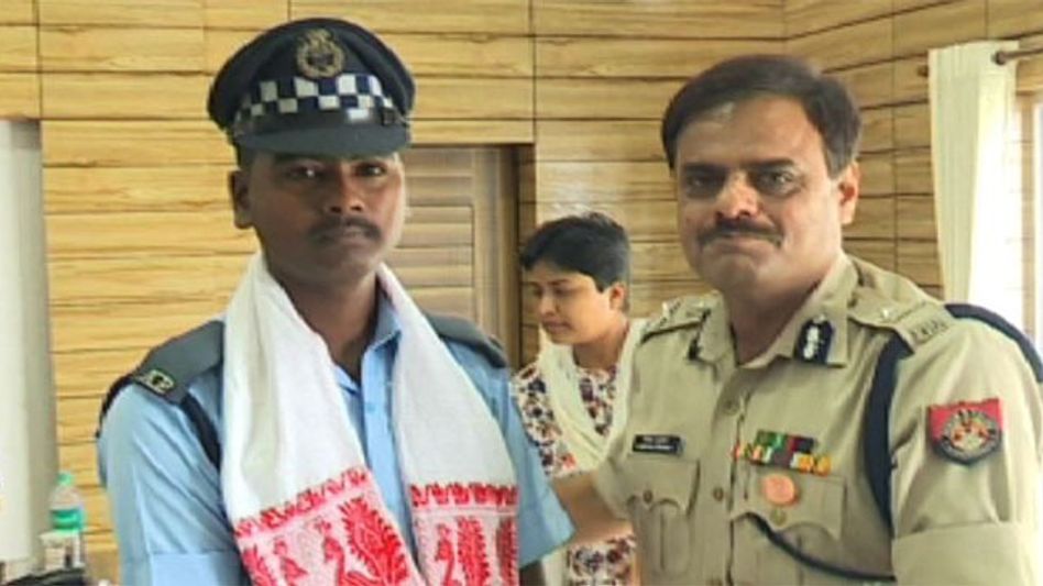 'Traffic hero' Mithun Das felicitated by Police Commissioner Deepak Kumar 'Traffic hero' Mithun Das felicitated by Police Commissioner Deepak Kumar