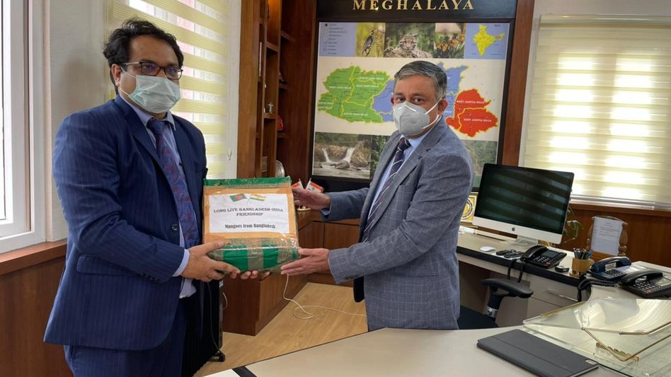 Bangladesh PM Hasina gifts 300 kg mangoes to Meghalaya CM Bangladesh PM Hasina gifts 300 kg mangoes to Meghalaya CM