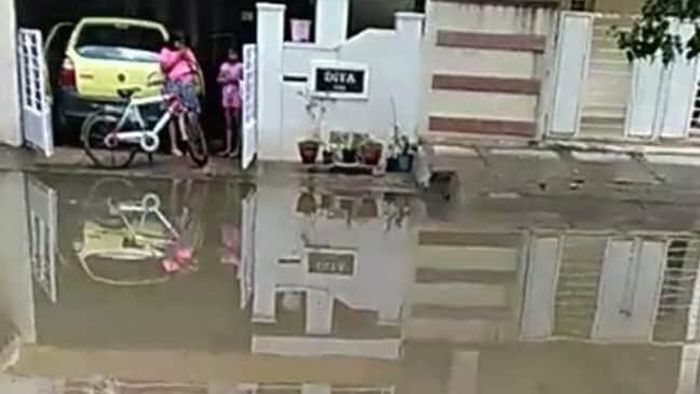 Bengaluru airport flooded after heavy rain, passengers take tractors to catch flight