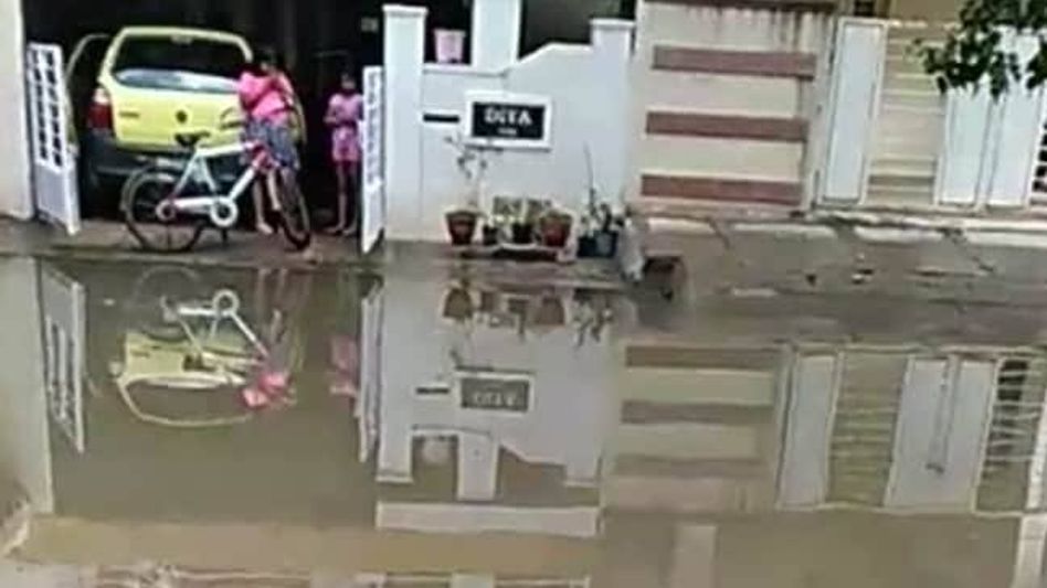Bengaluru airport flooded after heavy rain, passengers take tractors to catch flight Bengaluru airport flooded after heavy rain, passengers take tractors to catch flight