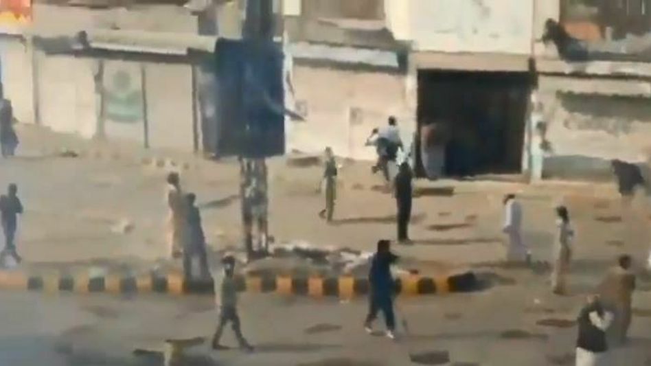 Anti-France protesters take hostage Pak policemen, rangers Anti-France protesters take hostage Pak policemen, rangers