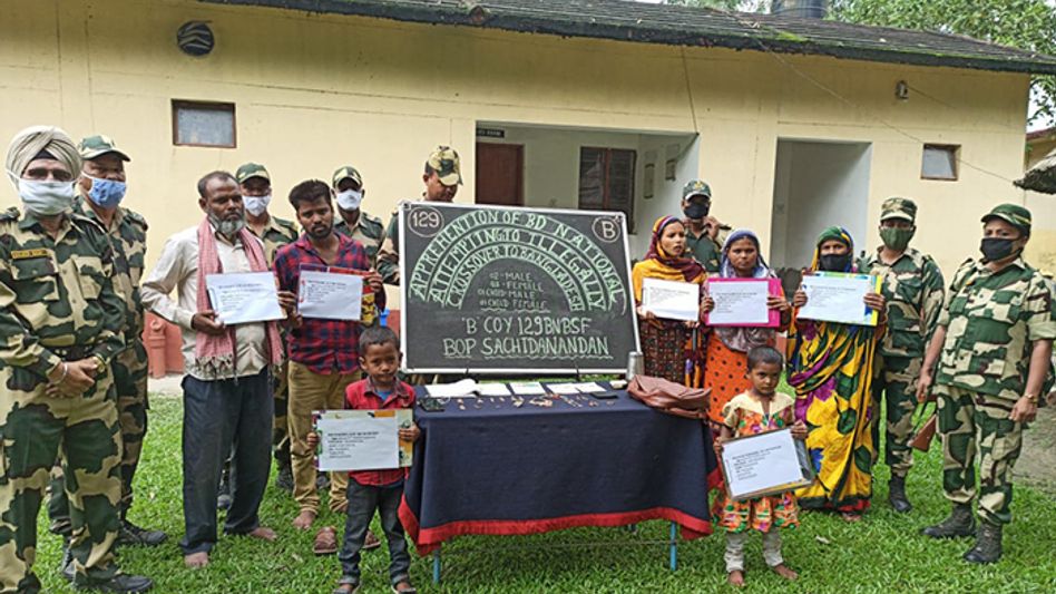 7 Bangladeshis, including minors, apprehended by BSF while crossing border 7 Bangladeshis, including minors, apprehended by BSF while crossing border