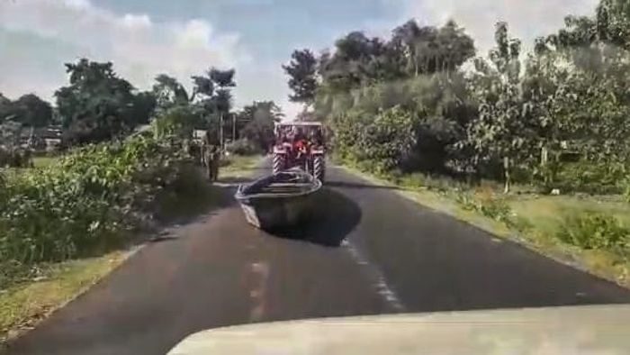Assam: Dhubri Forest check station Ranger seizes sand loaded country boat