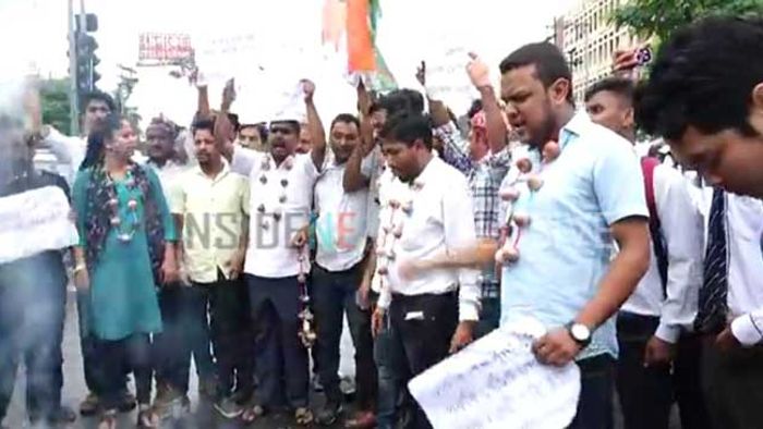 APCC Protests Against Rising Prices in Assam, Wears Garlands Made of Onion