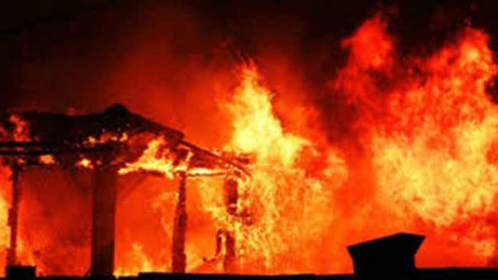 FIRE REDUCES 18 HOUSES