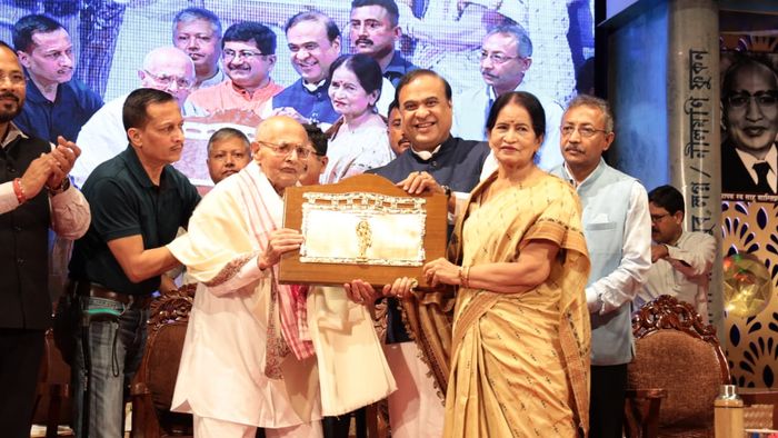 Nilamani Phookan receives Jnanpith Award (Source: Himanta Biswa Sarma/Twitter)