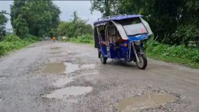 Assam: Road connectivity disrupted amid massive pothole in Chirang