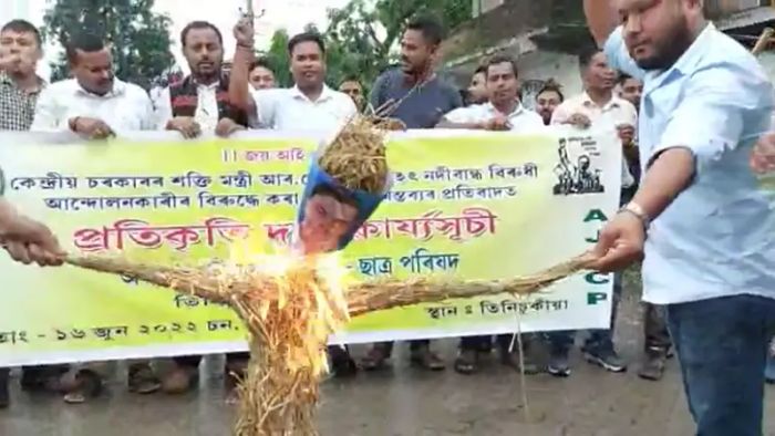 Assam Nationalist Youth Council burnt Union minister RK Singh's effigies in Tinsukia