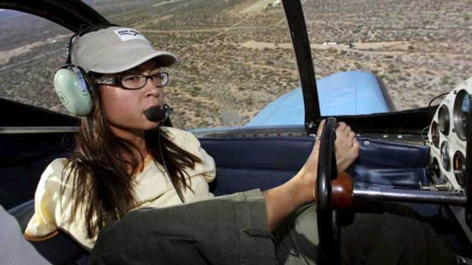 Woman born without Arms becomes First Licenced Pilot to fly Plane using Feet Woman born without Arms becomes First Licenced Pilot to fly Plane using Feet
