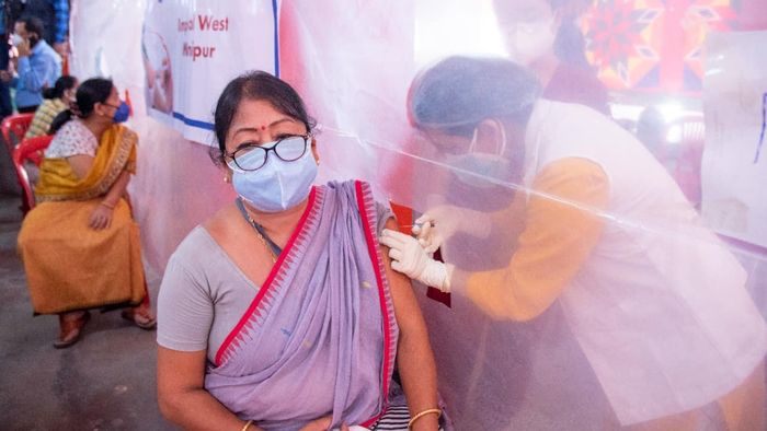 Manipur CM takes stock of COVID-19 vaccination camp at Ima market