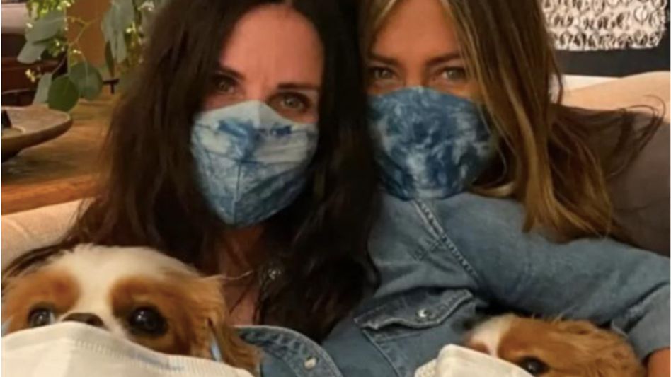 Jennifer Aniston joins ‘friends’ co-star Courteney Cox to urge people to wear masks Jennifer Aniston joins ‘friends’ co-star Courteney Cox to urge people to wear masks
