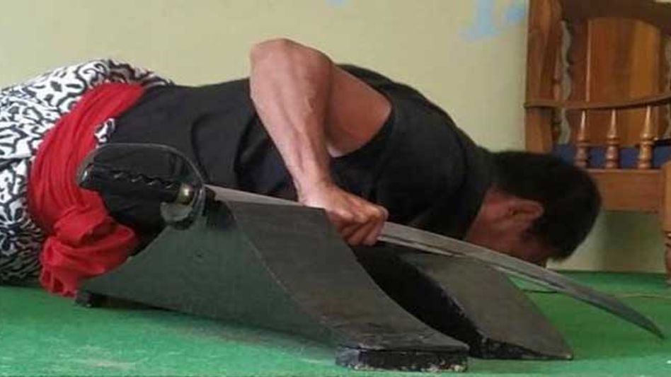 Manipur’s Sougaijam Bhaba Singh Creates Guinness Record For Push-Up on Sharp Sword Manipur’s Sougaijam Bhaba Singh Creates Guinness Record For Push-Up on Sharp Sword