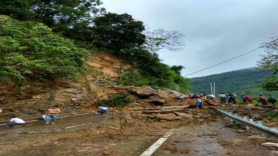 Massive landslide buries five trucks in Banderdewa along Assam-Arunachal border Massive landslide buries five trucks in Banderdewa along Assam-Arunachal border