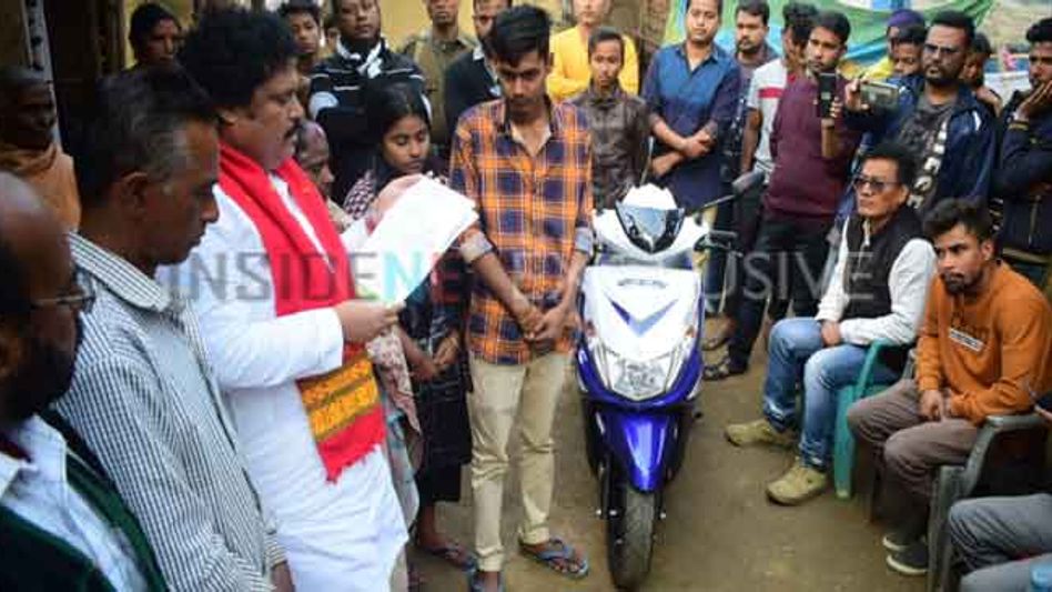 Assam Congress MLA Rekibuddin Ahmed Hands Over Job-Letter to Martyr Dipanjal Das’s Kin Assam Congress MLA Rekibuddin Ahmed Hands Over Job-Letter to Martyr Dipanjal Das’s Kin