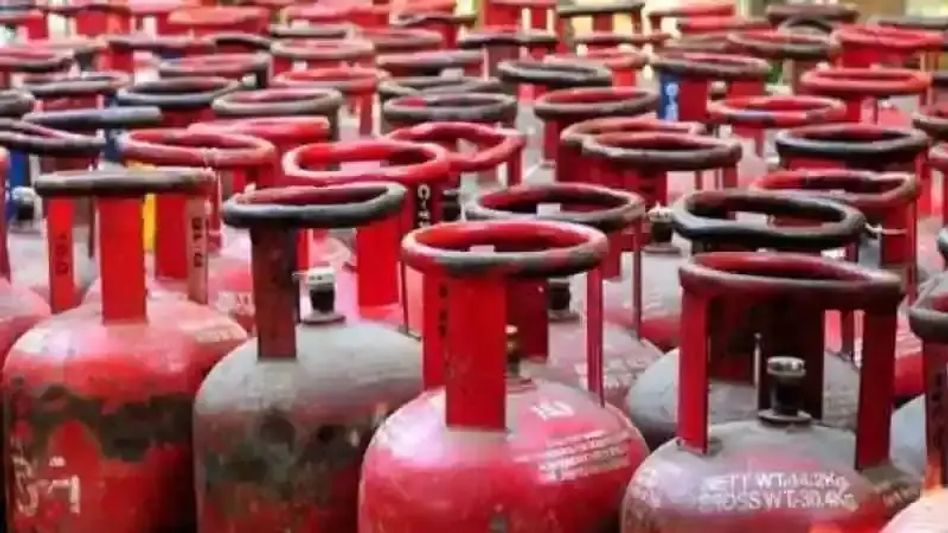 LPG prices rise again, 19-kg commercial Cylinder increased by Rs.102.50 LPG prices rise again, 19-kg commercial Cylinder increased by Rs.102.50