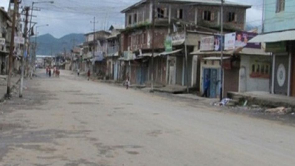 MANIPUR: INDEFINITE BANDH HITS VEHICULAR MOVEMENT MANIPUR: INDEFINITE BANDH HITS VEHICULAR MOVEMENT