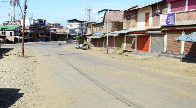 MANIPUR: CM SUPERVISES REPAIRING OF RIVER BANK