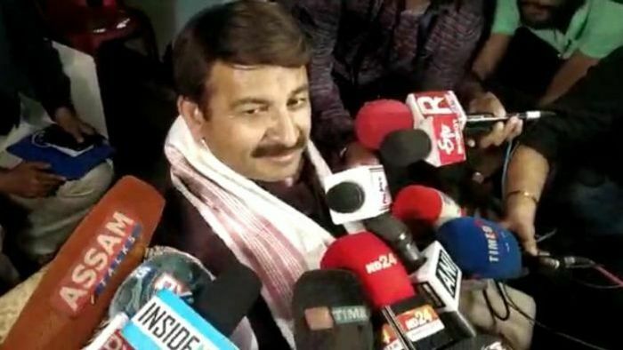 BJP MP Manoj Tiwari advises COVID precautions flouting norms himself in Bengal