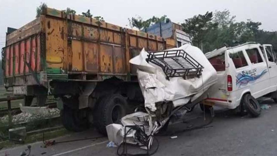 Five killed as Winger carrying wedding guests rams into truck at Assam's Dhubri Five killed as Winger carrying wedding guests rams into truck at Assam's Dhubri