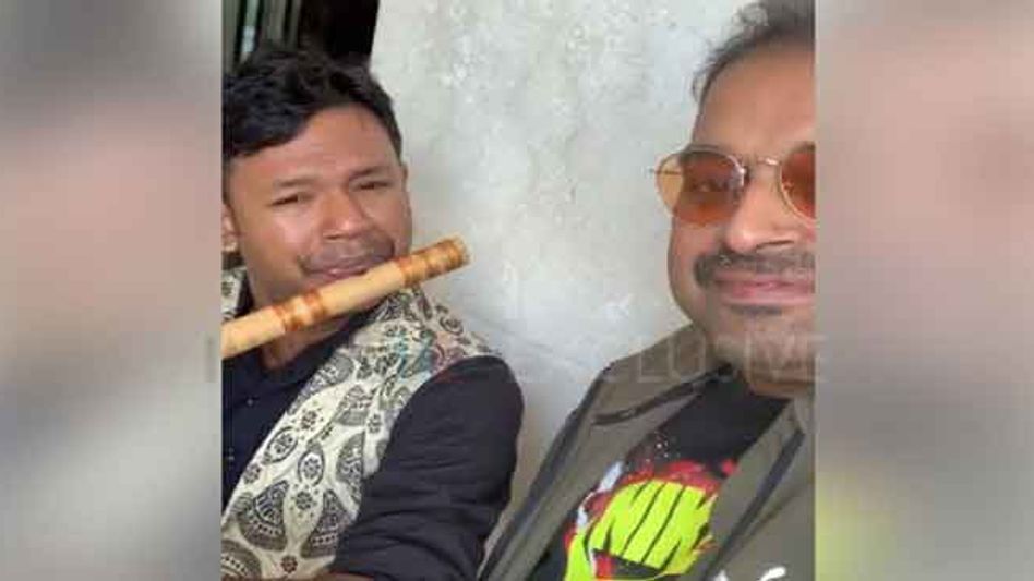 Shankar Mahadevan Discovers Assam Flutist Outside Restaurant, Video goes Viral Shankar Mahadevan Discovers Assam Flutist Outside Restaurant, Video goes Viral